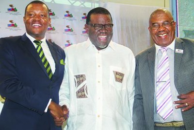 Le nouveau président Hage Geingob en compagnie du leader de DTA, McHenry Venaani (gauche) et Nudo leader Asser Mbai, après l'annonce des résultats, à la Commission électorale de Namibie.