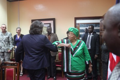 President Sirleaf and Ambassador Thomas-Greenfield exchange anti-Ebola greetings.