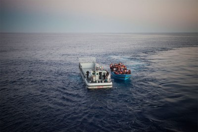 Au péril de leur vie, dans le but d’atteindre l’Europe depuis l’Afrique du Nord en traversant la Méditerranée, des migrants, sont secourus par la marine italienne