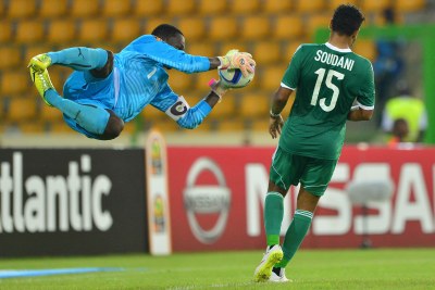 Bouna Coundoul du Sénégal s'impose devant El Arabi Soudani de l'Algérie durant la CAN 2015 de football match. Mais les Fennecs ont fini par prendre le dessus en marquant à deux reprises pour s'ouvrir les portes des quarts de finale.