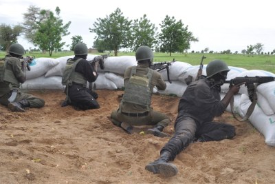 Des militaires camerounais face aux insurgés de Boko Haram