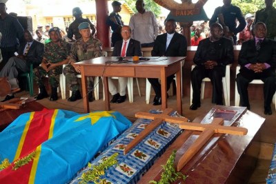 (Au centre, de g.à.d) Martin Kobler, chef de la Monusco et Julien Paluku, gouverneur du Nord-Kivu, assistent à la cérémonie d'hommage aux civils tués mardi à Beni par des hommes armés