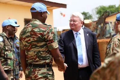 Hervé Ladsous, Secrétaire général adjoint aux opérations de maintien de la paix, lors d’une visite en République centrafricaine.