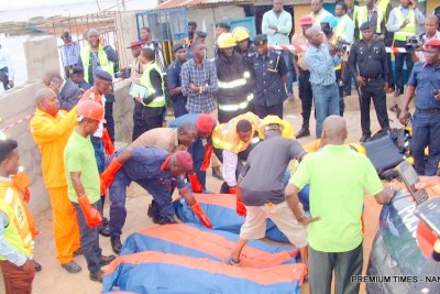 A rescue team takes away the bodies of the victims that were involved in the helicopter crash in Lagos.