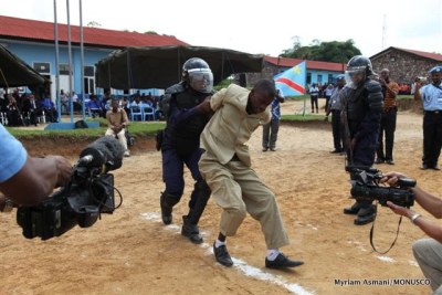 (Image d'archives) - Simulation d'une arrestation par la police à Kisangani