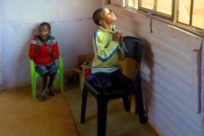 Deux jeunes garçons photographiés dans une garderie pour enfants handicapés dans le township d'Orange Farm, à proximité de Johannesburg, en Afrique du Sud