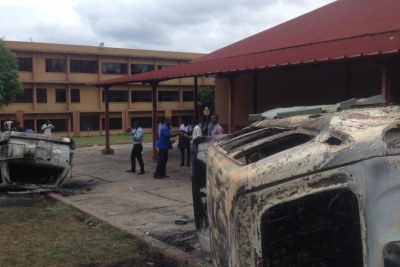 Véhicules de l'administration brûlés par les étudiants de l'Institut national du bâtiment et des travaux publics (INBTP) au cours d'une manifestation qui a dégénéré, ce lundi 16 novembre 2015, à Kinshasa, en affrontements avec la police.