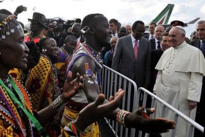 Le Pape François accueilli par le Président Kenyatta au Kenya
