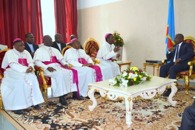 Le Président Joseph Kabila reçoit des représentants de l’église catholique le 1/06/2015 dans son bureau officiel au palais de la nation à Kinshasa lors des consultations.