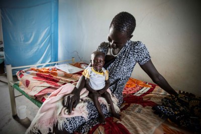 Une mère et son enfant dans un hôpital soutenu par l’UNICEF à Bor, dans l’Etat de Jonglei, au Soudan du Sud.