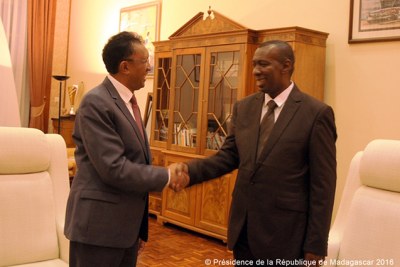 Le Premier Ministre MAHAFALY Solonandrasana Olivier serrant la main du Président malgache, Hery Rajaonarimampianina.