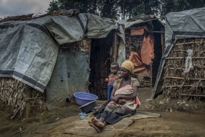 Une déplacée congolaise devant un abri dans l'est de la République démocratique du Congo