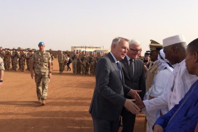Les ministres des Affaires étrangères français Jean-Marc Ayrault et allemand Frank-Walter Steinmeier à Gao au Mali, le 02 mai 2016.