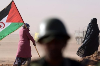 Une Sahraouie porte un drapeau du Front Polisario