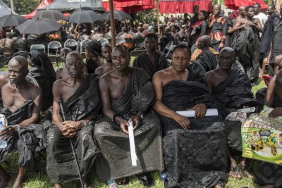 Les chefs des Ashantis attendent les cérémonies funéraires de la reine Nana Afia Kobi Serwaa Ampem II, à Kumasi, au Ghana, le 24 novembre 2016.