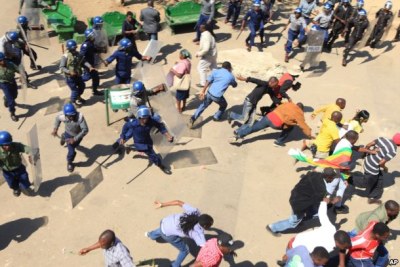 Zimbabwean riot police clash with protestors (file photo).