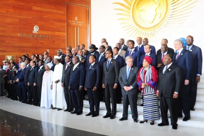 Le Secrétaire général de l’ONU, Antonio Guterres (3e à droite, devant), avec des dirigeants de l’Union africaine à l’ouverture du Sommet de l’UA à Addis-Abeba, en Ethiopie. Photo ONU/Antonio Fiorente (photo d'archives)