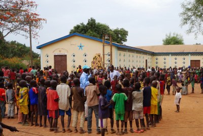 Des enfants déplacés ont trouvé refuge avec leurs familles dans le complexe d’un église à Kaga Bandoro, en République centrafricaine.