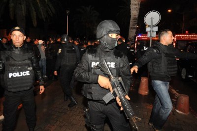 Amnesty International dénonce certains abus de l'état d'urgence en Tunisie.