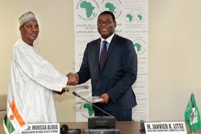 Janvier Litse, directeur général de la BAD pour la région Afrique de l’Ouest, et Moussa Aloua, ambassadeur de la République du Niger en Côte d’Ivoire.