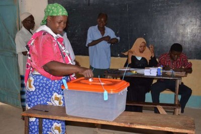 A resident votes at a polling centre in Galole, Tana River County, on April 22, 2017 during ODM primaries.