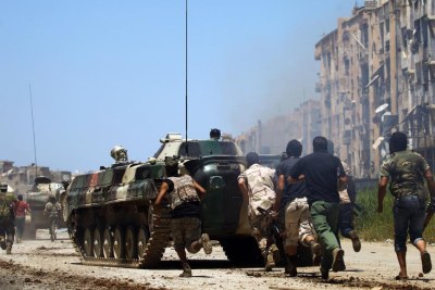 Des forces de l'Armée nationale libyenne du maréchal Haftar affrontent des jihadistes dans la zone d'une marché de Benghazi, le 20 mai (image d'illustration).