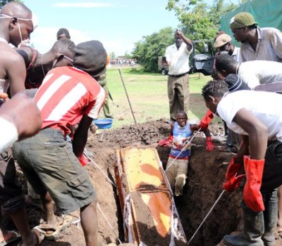 Drama as body exhumed in Kenyan village - PHOTOS