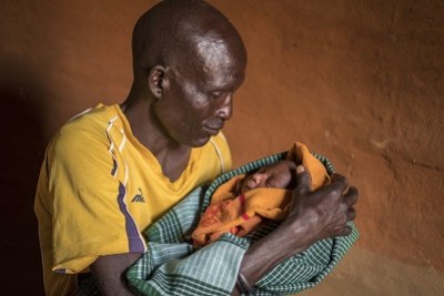 Nachdee Lokwabong, 50 ans, et Enoch Rofich, son nouveau-né d’une semaine à peine, dans leur maison dans le district de Karamoja, en Ouganda, le 15 mars 2017. « Je suis heureux » dit Nachadee en regardant son fils