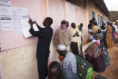Des Sénégalais devant un bureau de vote de Dakar.