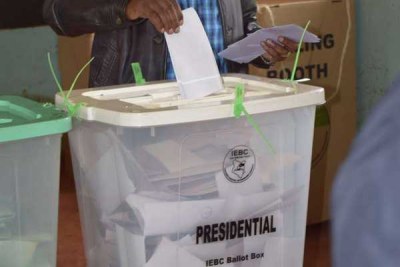 Un électeur votant pour l'élection présidentielle au Kenya (archive)