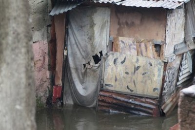 Une maison inondée par les eaux de pluie à Kinshasa