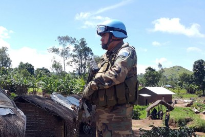 Un Casque bleu uruguayen dans la province de l'Ituri, en République démocratique du Congo.