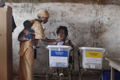 Des électeurs dans un bureau de vote