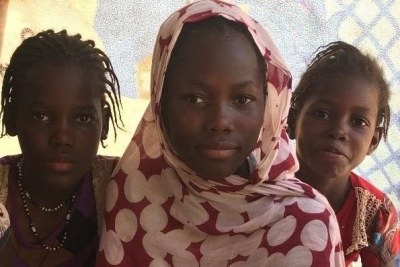 Trois des enfants de Mariama : Khadijetou, Asya et Aicha, qui ont pu entrer à l’école primaire, bien qu’elles n’aient pas été enrôlées à l’état civil, grâce à l’assistance de l’Association des Femmes Chefs de Famille, une ONG mauritanienne, Nouakchott, Mauritanie, 23 octobre 2017.