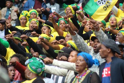 Une partie de la foule au service commémoratif officiel Winnie Mandela au stade d'Orlando à Johannesburg.