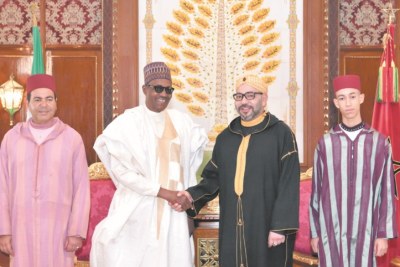Sa Majesté le Roi Mohammed VI, accompagné de S.A.R le Prince Héritier Moulay El Hassan et de S.A.R le Prince Moulay Rachid, et le président de la République fédérale du Nigeria, Muhammadu Buhari.