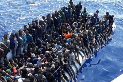 Une photo des garde-côtes libyens d'un navire de 490 migrants africains se dirigeant vers l'Europe par la mer Méditerranée.