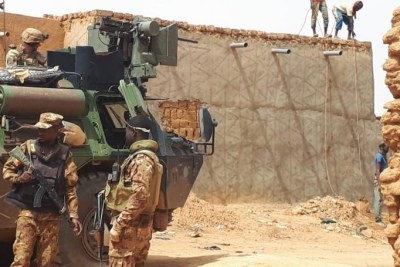Une patrouille mixte de la force française Barkhane et des Fama, l'armée malienne, dans les rues de Ménaka (photo d'illustration).