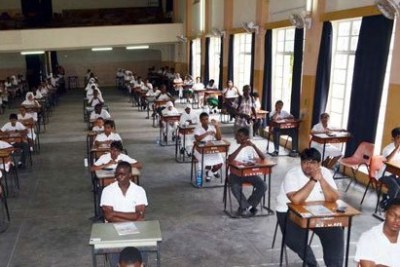 Les élèves passent les examens du Kenya Certificate of Secondary Education au Aga Khan High School de Mombasa en 2016.