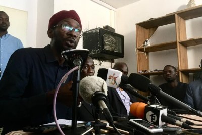 Au Sénégal, la société civile a affiché son unité avec le mouvement Y’en a marre, Ici Fadel Barro, lors d’une conférence de presse, et affirmé qu’une médiation avec les autorités était en cours pour apaiser les tensions.