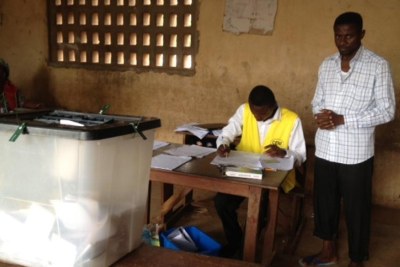 Opérations de vote dans un lycée de Lomé, Togo, le 25 juillet 2013. (Image d'archive)
