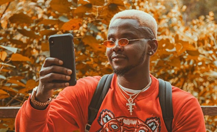 Nigeria Kiss Daniel Unfollows Davido On Instagram After Slap Saga Allafrica Com Kiss daniel (now kizz daniel) is a nigerian recording artist and a performer who is popular for his for his critically acclaimed song, yeba. nigeria kiss daniel unfollows davido