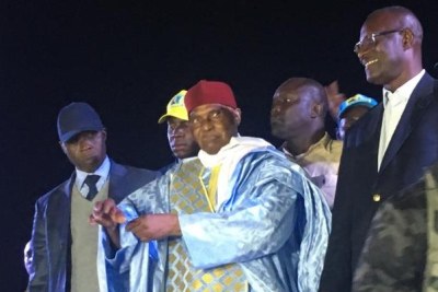 Abdoulaye Wade arrive sur scène au siège du Parti démocratique sénégalais, à Dakar, le 7 février 2019.