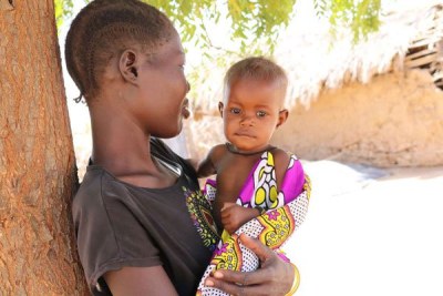 Lydia Ekeno et sa petite fille âgée de sept mois à qui on a diagnostiqué une malnutrition aiguë sévère en janvier 2019.