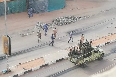 Des membres de le milice RSF enlevant des barricades à Khartoum.