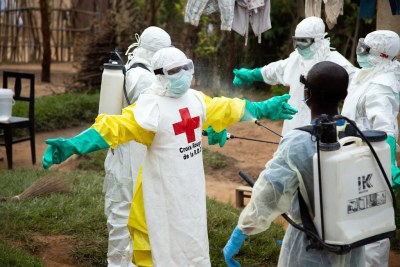 Rinçage des équipements de protection contre le virus Ebola à Beni, en République démocratique du Congo.