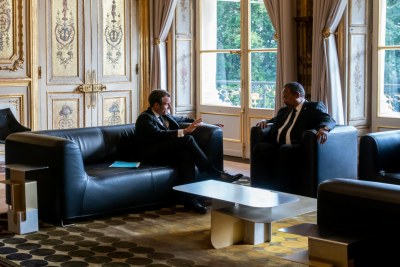 Abdallah Hamdok, Premier ministre de transition du Soudan discutant avec le président français, Emmanuel Macron à l'Elysée.