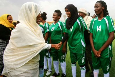 La nouvelle ministre soudanaise des Sports, Wala Essam (R), accueille les joueuses de Tahadi avant le match de la Ligue de football féminine soudanaise opposant Tahadi et Difanin, à Khartoum, la capitale, le 30 septembre 2019.