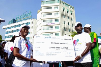 La Directrice du centre diabétologie Marc Sankare recevoir le chèque d'Ecobank pour la structure qu'elle dirige