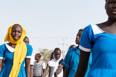 Dans la ville de Bol, au Tchad, de jeunes femmes quittent l'école à la fin de leurs cours.